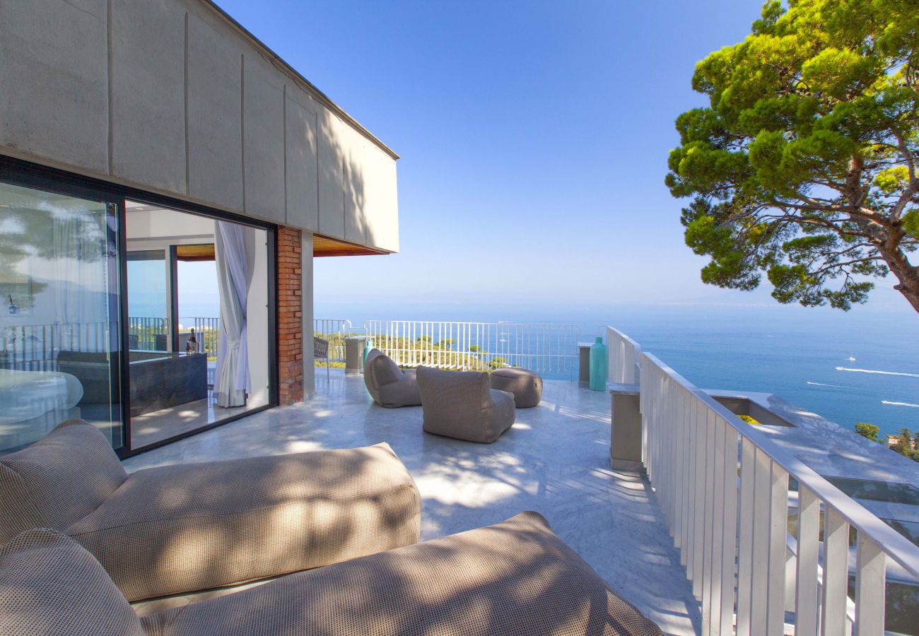 Villa in Sorrento - AMORE RENTALS -Villa Giada with Swimming Pool, Garden, Sea View and Parking