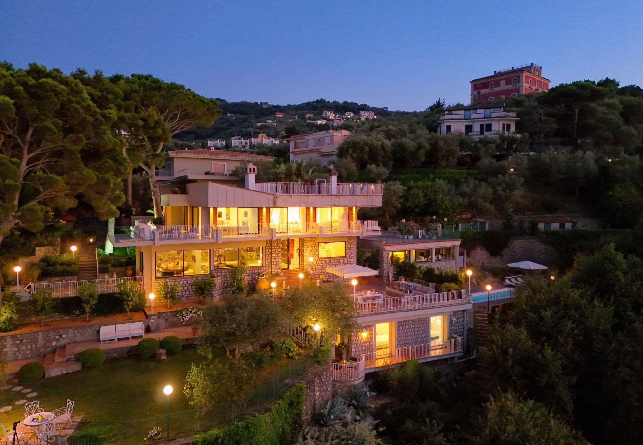 Villa in Sorrento - AMORE RENTALS -Villa Giada with Swimming Pool, Garden, Sea View and Parking