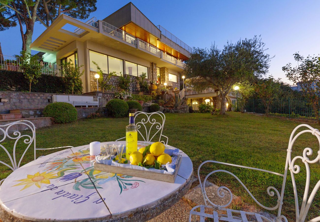 Villa in Sorrento - AMORE RENTALS -Villa Giada with Swimming Pool, Garden, Sea View and Parking