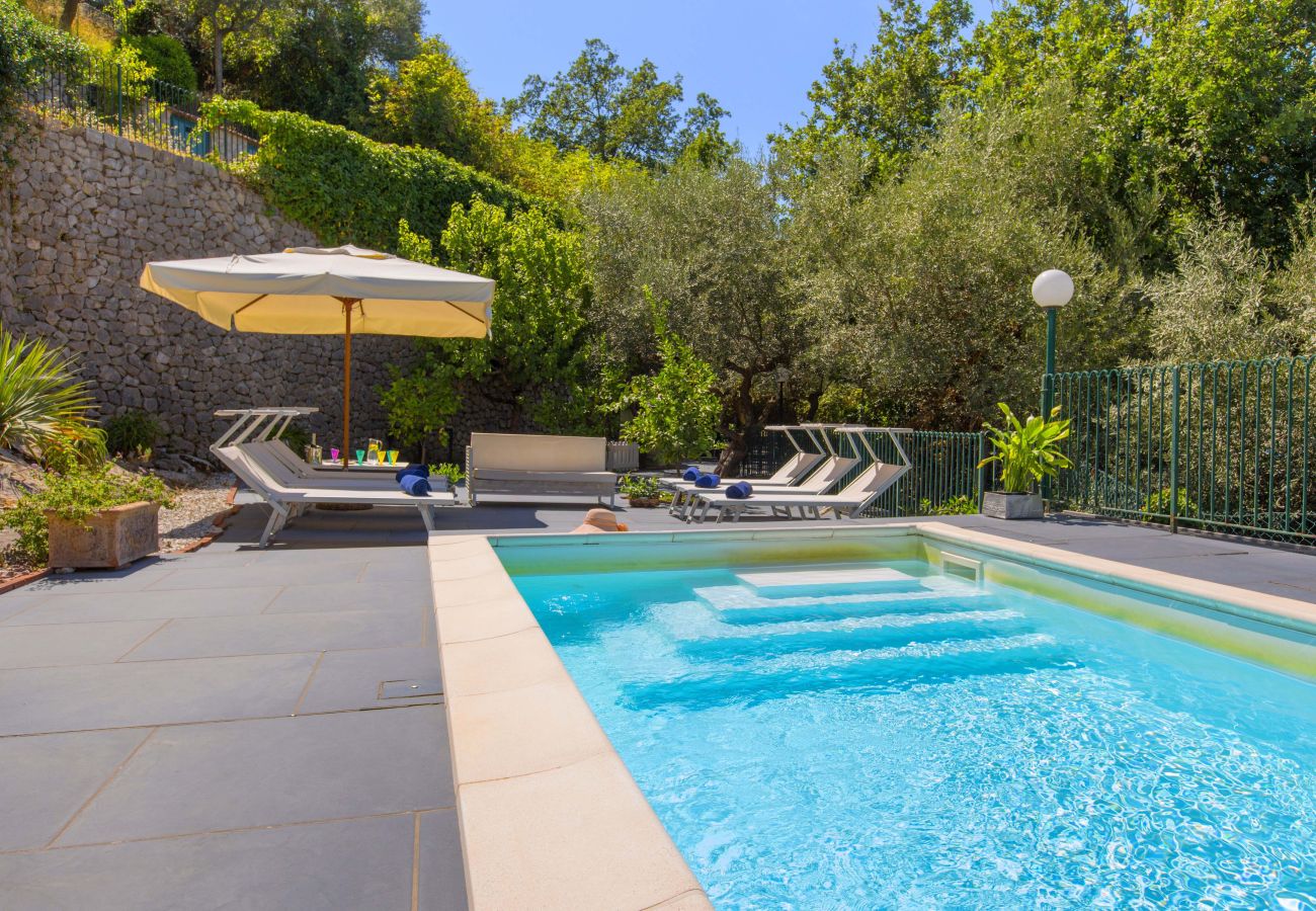 Villa in Sorrento - AMORE RENTALS -Villa Giada with Swimming Pool, Garden, Sea View and Parking