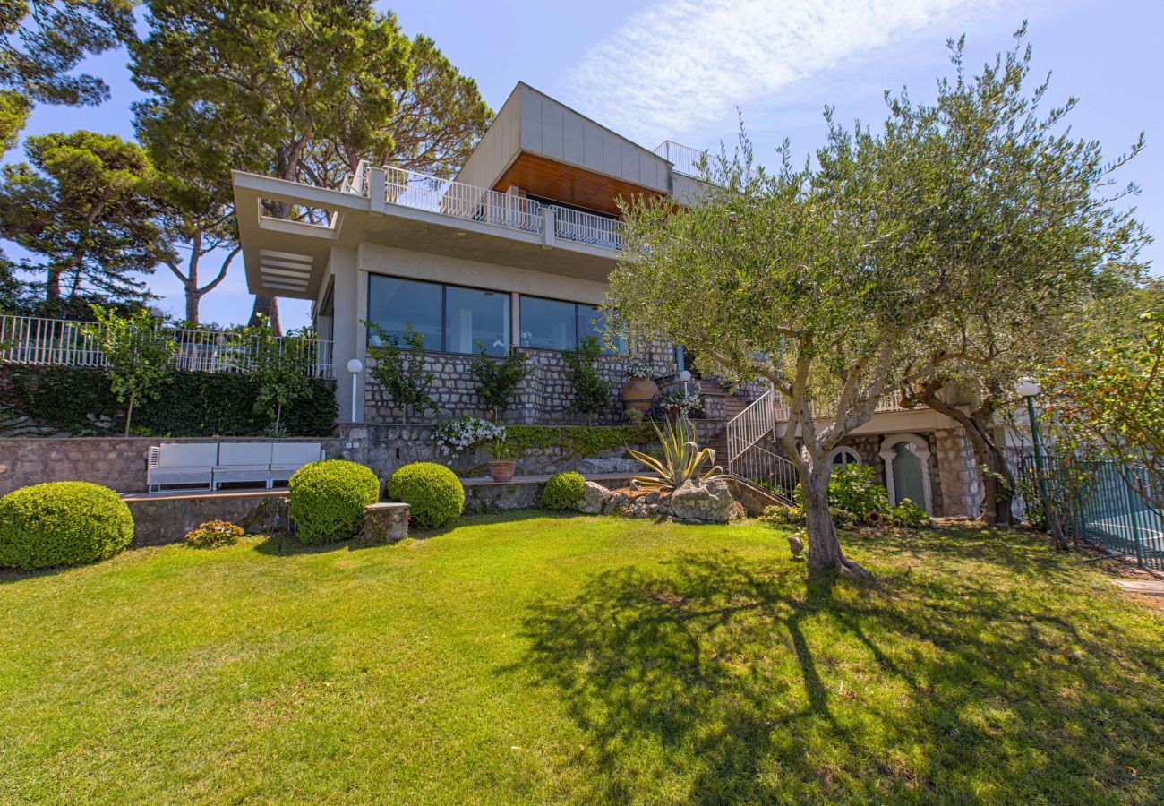 Villa in Sorrento - AMORE RENTALS -Villa Giada with Swimming Pool, Garden, Sea View and Parking