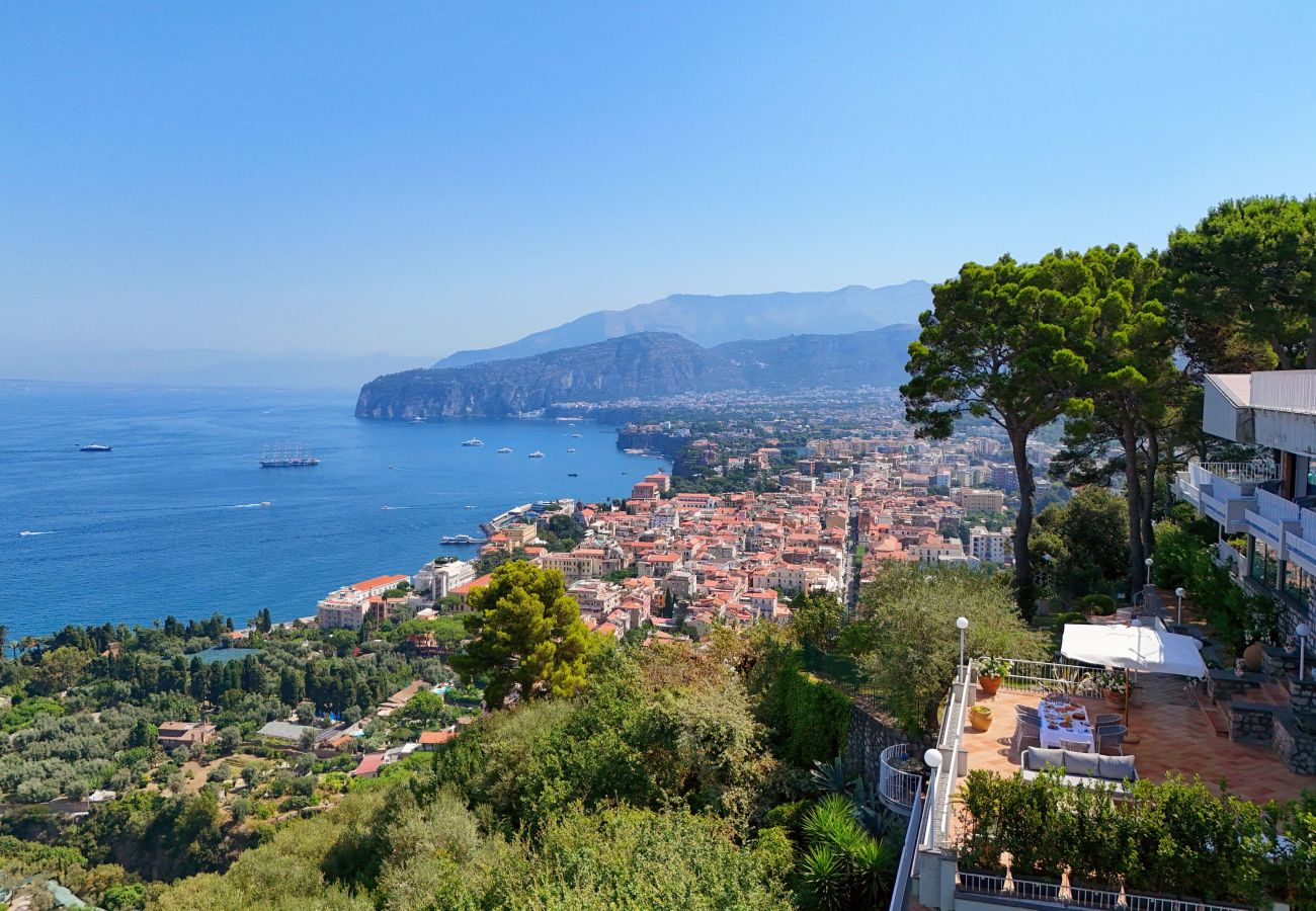 Villa in Sorrento - AMORE RENTALS -Villa Giada with Swimming Pool, Garden, Sea View and Parking