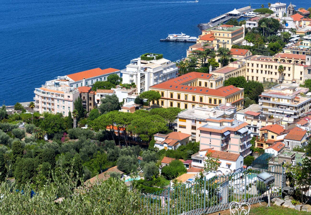 Villa in Sorrento - AMORE RENTALS -Villa Giada with Swimming Pool, Garden, Sea View and Parking