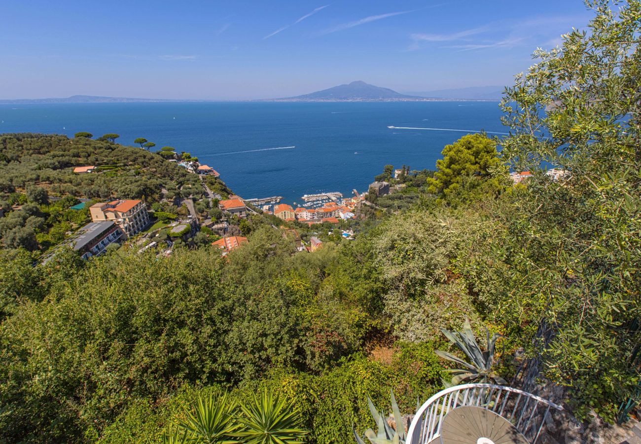 Villa in Sorrento - AMORE RENTALS -Villa Giada with Swimming Pool, Garden, Sea View and Parking