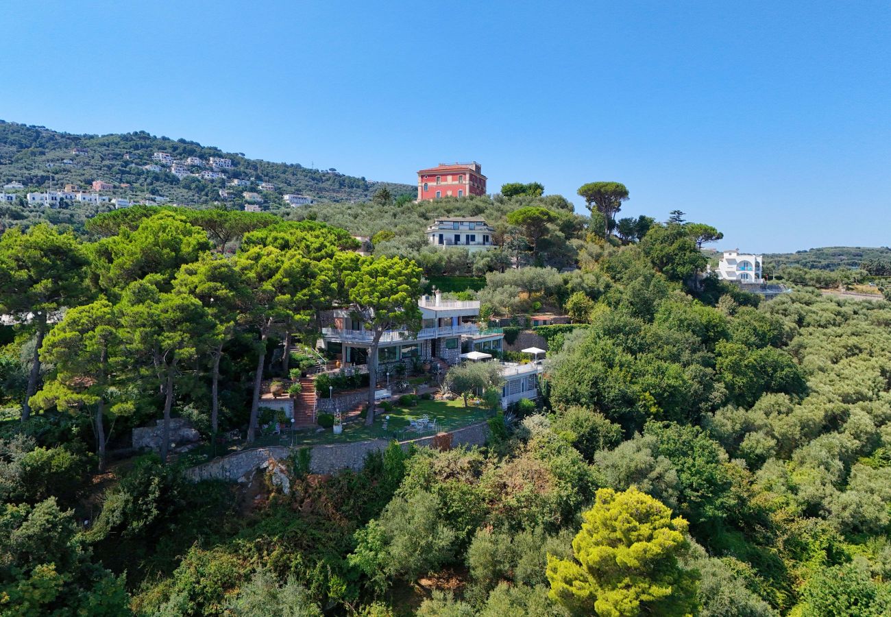 Villa in Sorrento - AMORE RENTALS -Villa Giada with Swimming Pool, Garden, Sea View and Parking