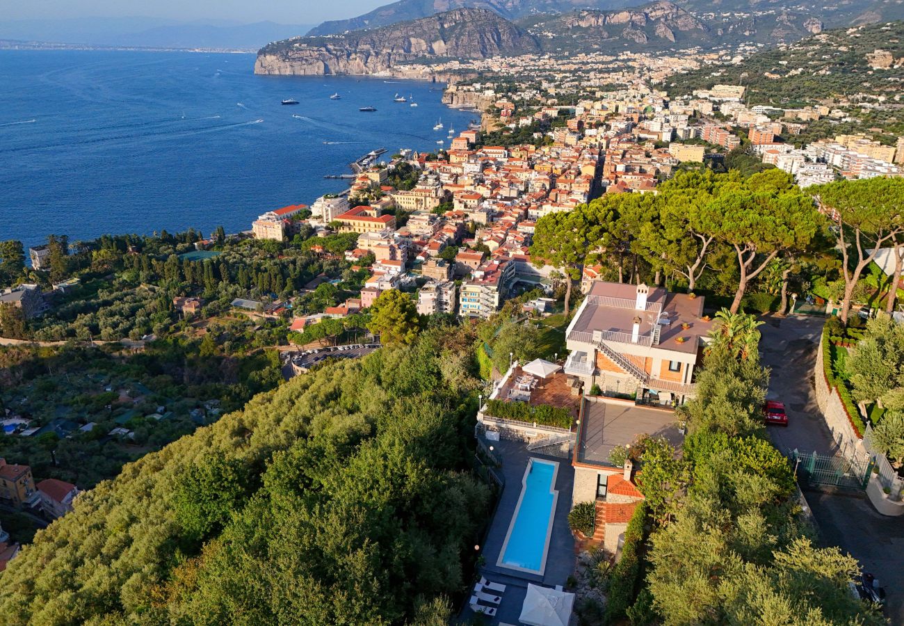 Villa in Sorrento - AMORE RENTALS -Villa Giada with Swimming Pool, Garden, Sea View and Parking