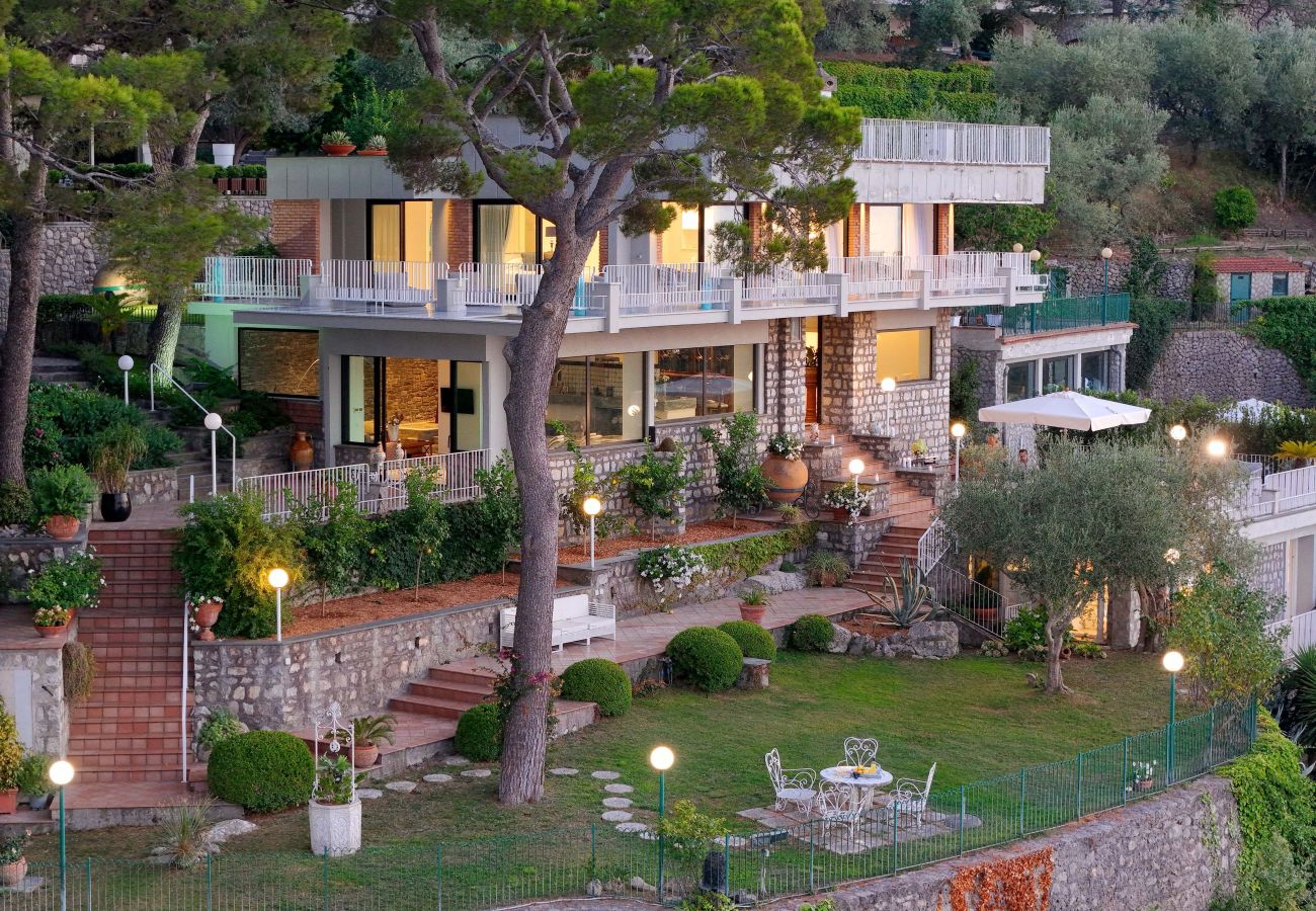 Villa in Sorrento - AMORE RENTALS -Villa Giada with Swimming Pool, Garden, Sea View and Parking