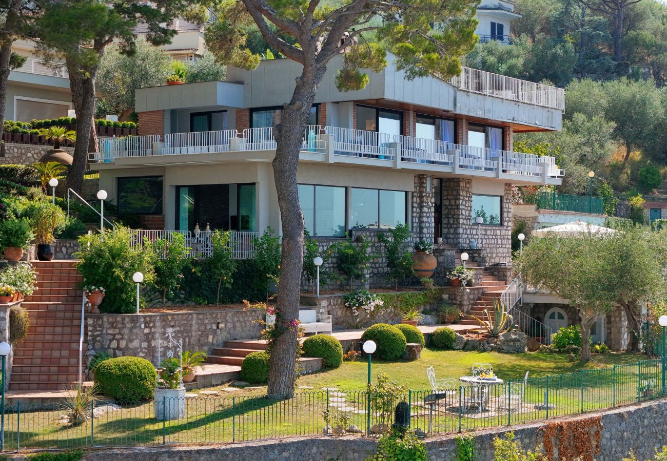 Villa in Sorrento - AMORE RENTALS -Villa Giada with Swimming Pool, Garden, Sea View and Parking