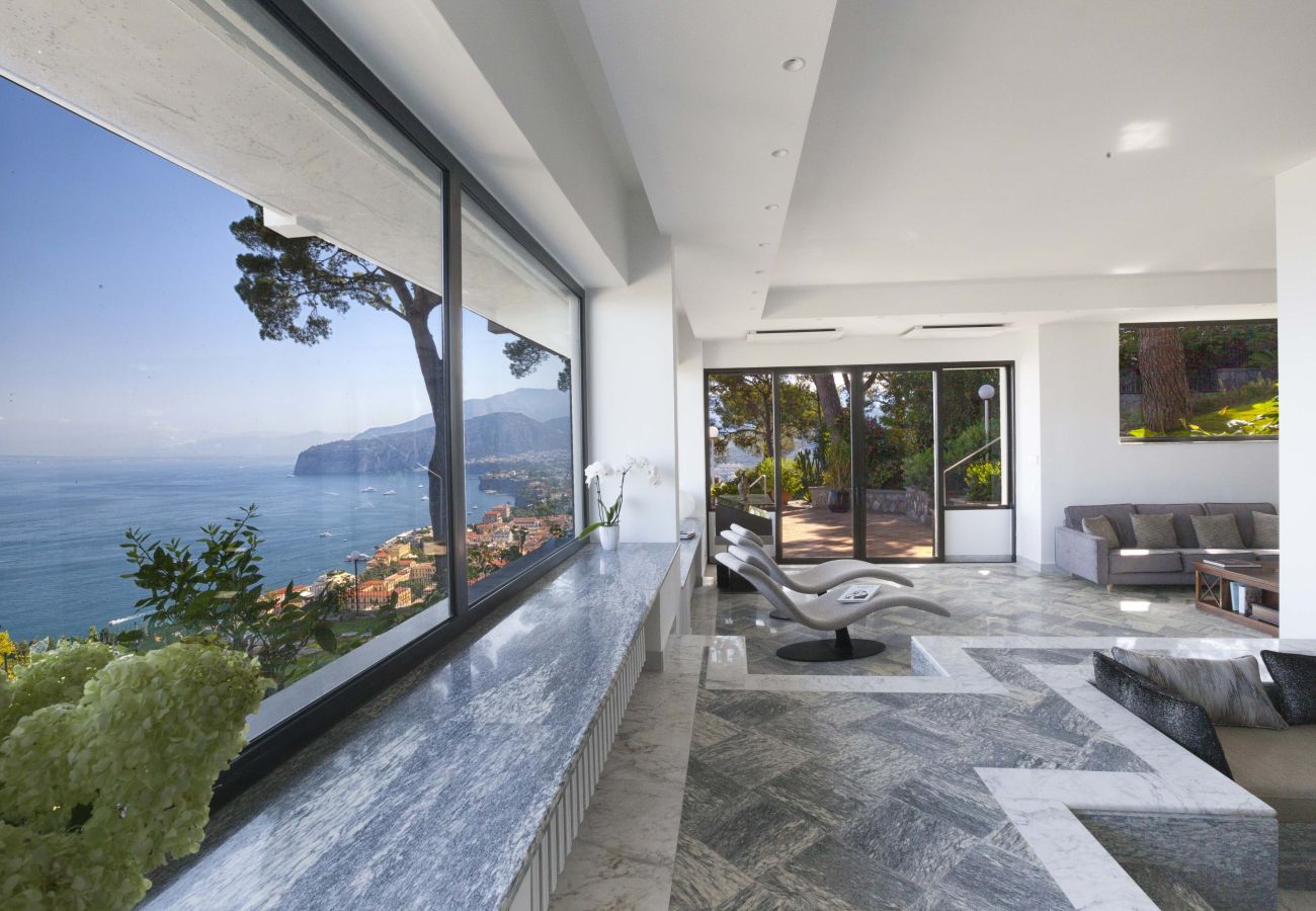 Villa in Sorrento - AMORE RENTALS -Villa Giada with Swimming Pool, Garden, Sea View and Parking