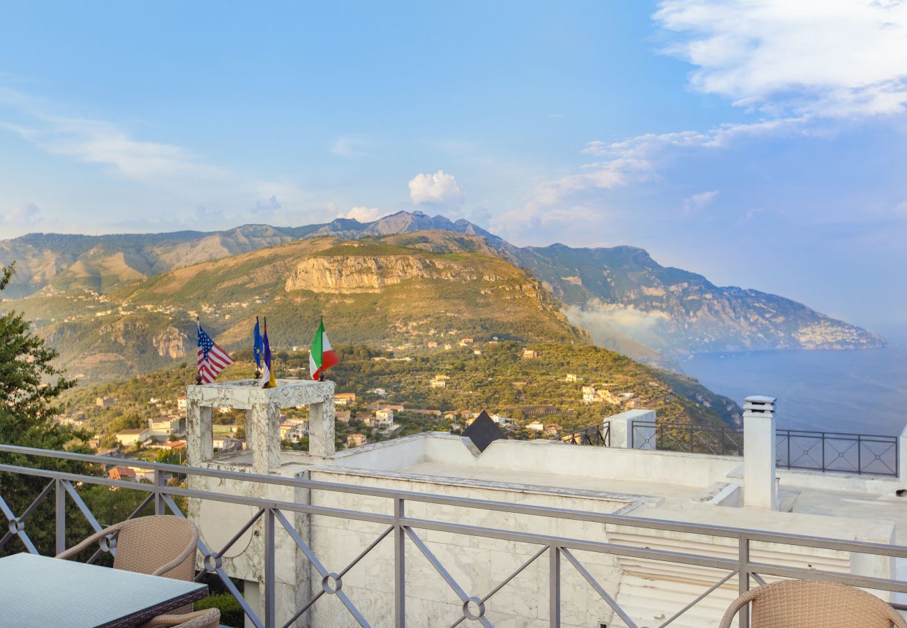 Villa in Sant´Agnello - AMORE RENTALS - Villa La Ventana with Private Swimming Pool, Garden, Jacuzzi, Sea view and Parking