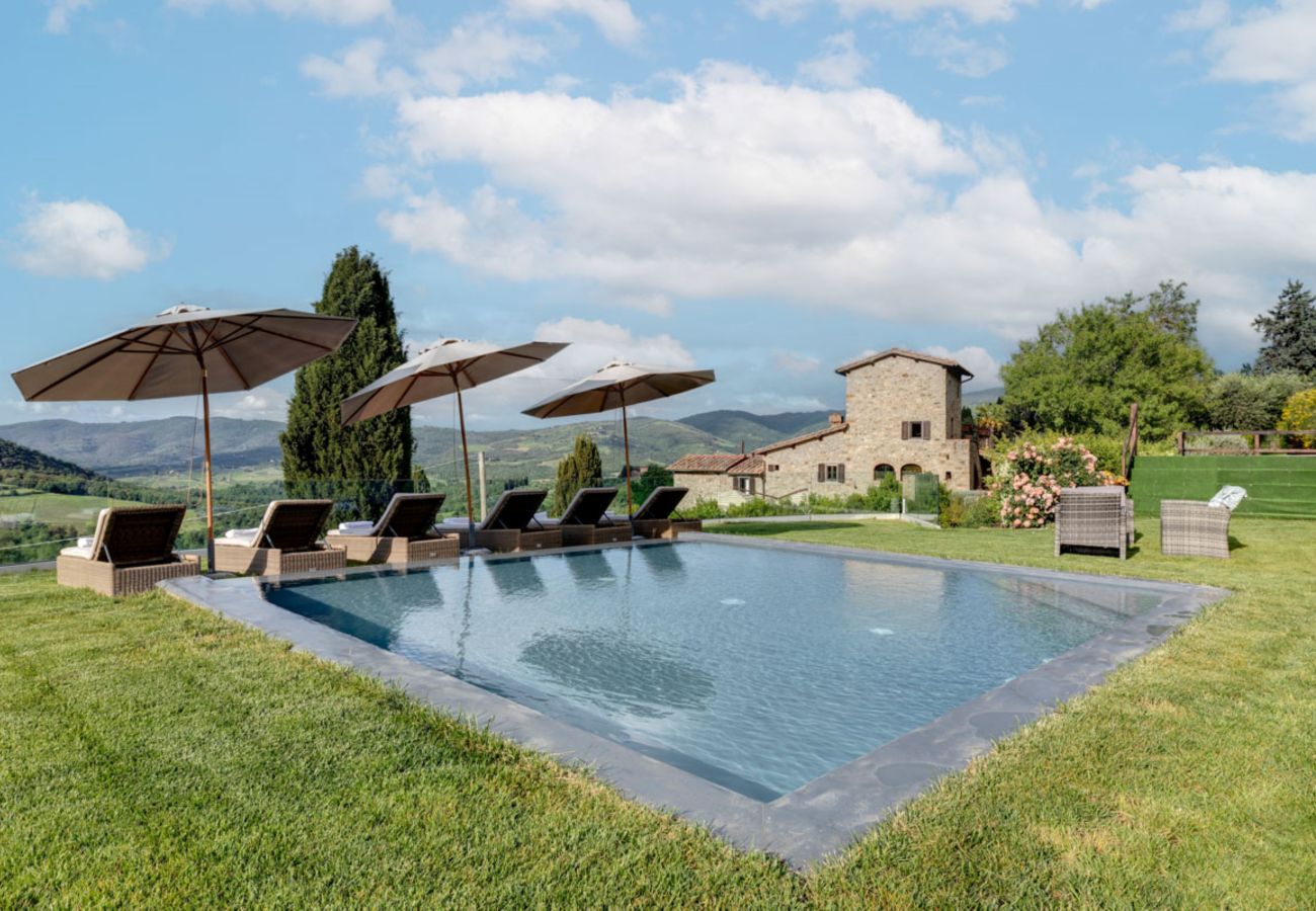 Villa in Panzano - AMORE RENTALS - Villa delle Donne with 3 Private Pools, Garden, Terraces and Parking