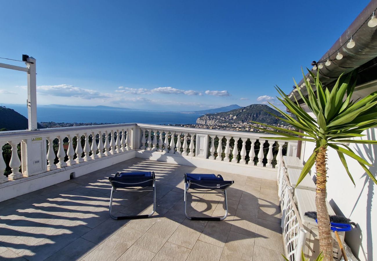 Villa in Sant´Agnello - AMORE RENTALS - Villa Tina with Private Swimming Pool, Sea View, Terraces, Garden and Parking