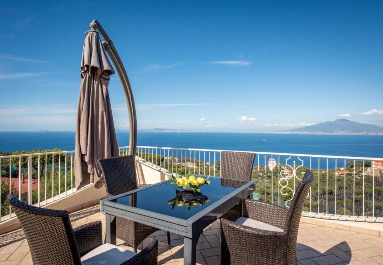 Villa in Sorrento - AMORE RENTALS - Villa Ado with Private Swimming Pool, Garden, Sea View and Parking