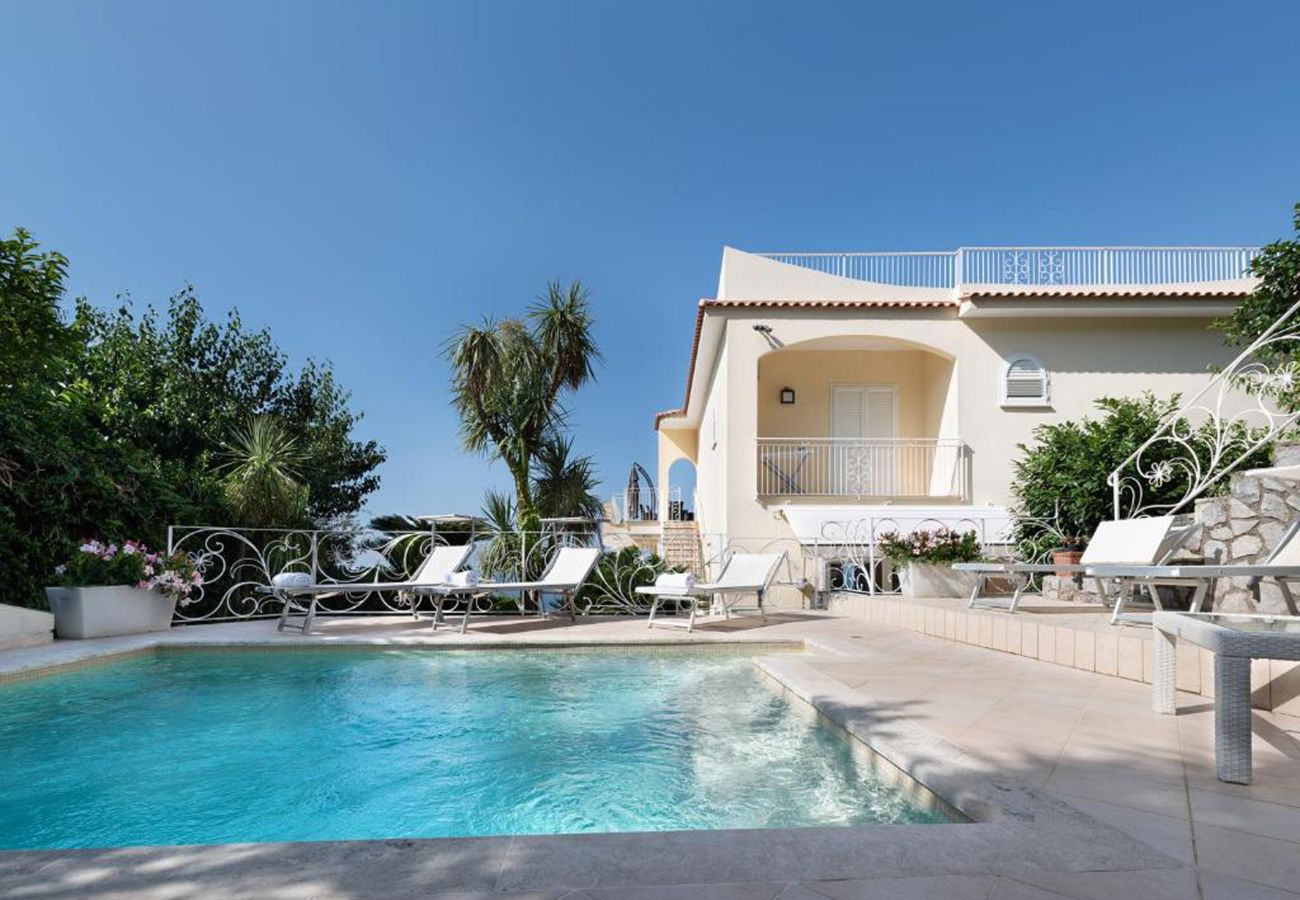 Villa in Sorrento - AMORE RENTALS - Villa Ado with Private Swimming Pool, Garden, Sea View and Parking