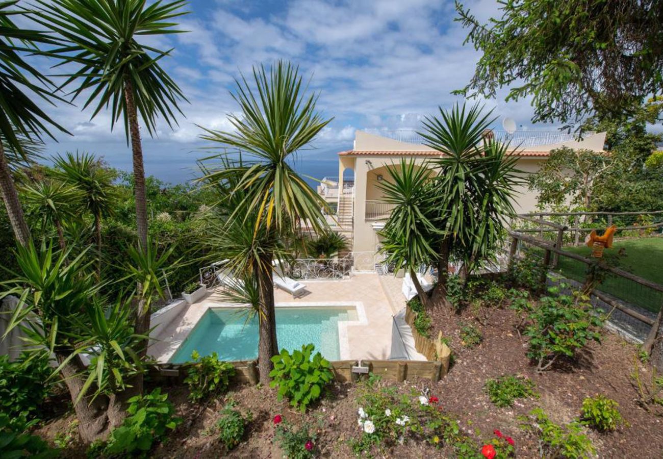 Villa in Sorrento - AMORE RENTALS - Villa Ado with Private Swimming Pool, Garden, Sea View and Parking