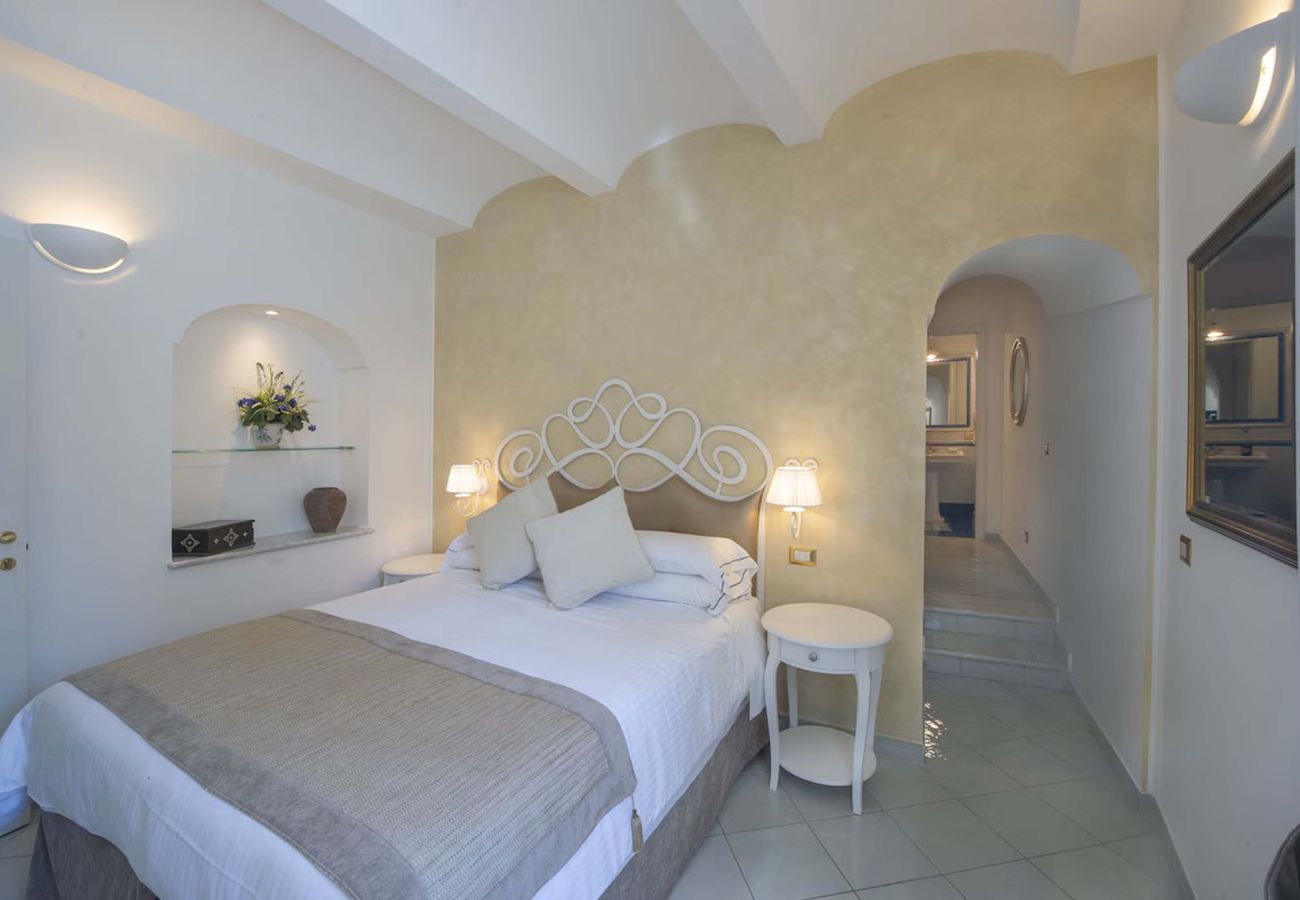 Villa in Amalfi - AMORE RENTALS - Villa Bellavista with Heated Jacuzzi, Sea View and Gym