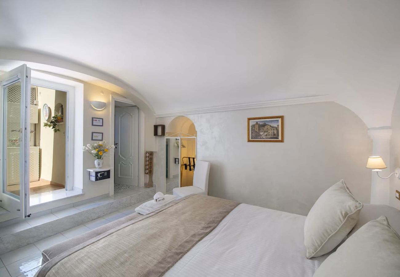 Villa in Amalfi - AMORE RENTALS - Villa Bellavista with Heated Jacuzzi, Sea View and Gym