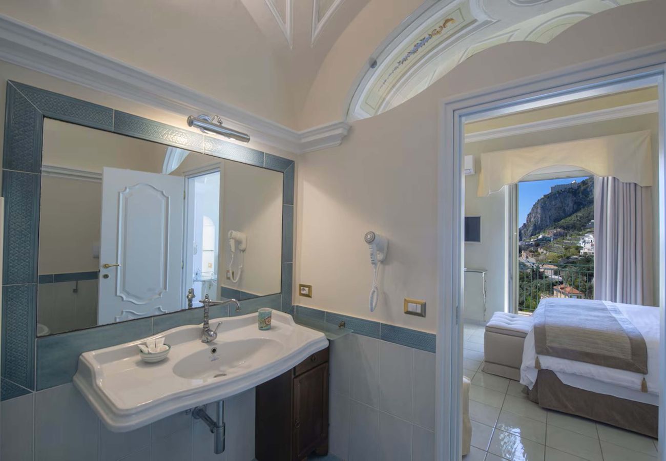 Villa in Amalfi - AMORE RENTALS - Villa Bellavista with Heated Jacuzzi, Sea View and Gym