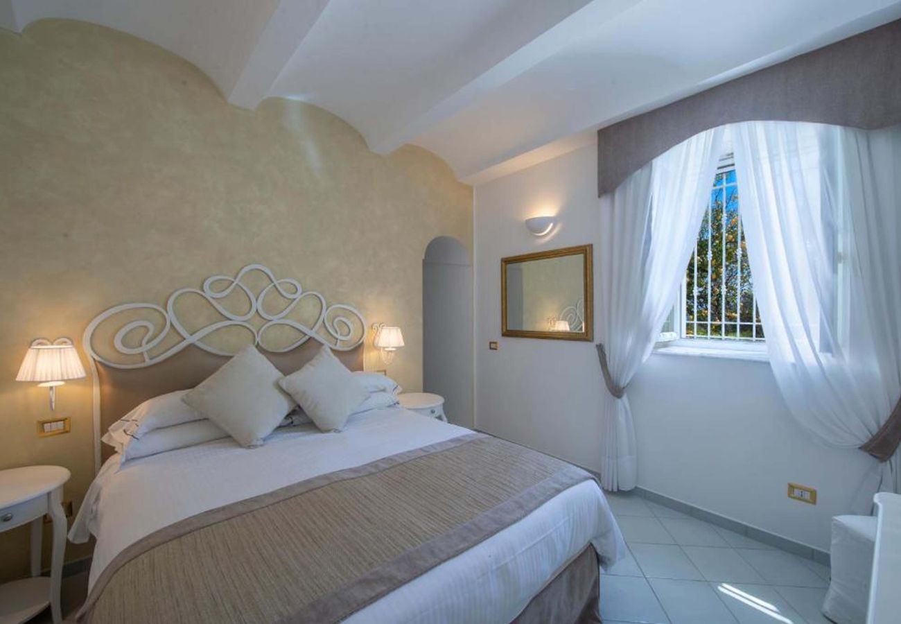 Villa in Amalfi - AMORE RENTALS - Villa Bellavista with Heated Jacuzzi, Sea View and Gym