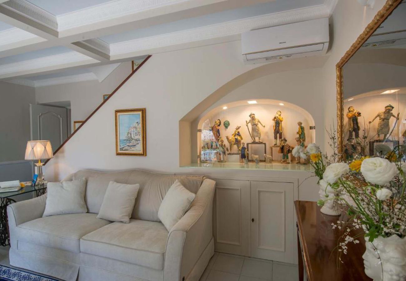 Villa in Amalfi - AMORE RENTALS - Villa Bellavista with Heated Jacuzzi, Sea View and Gym