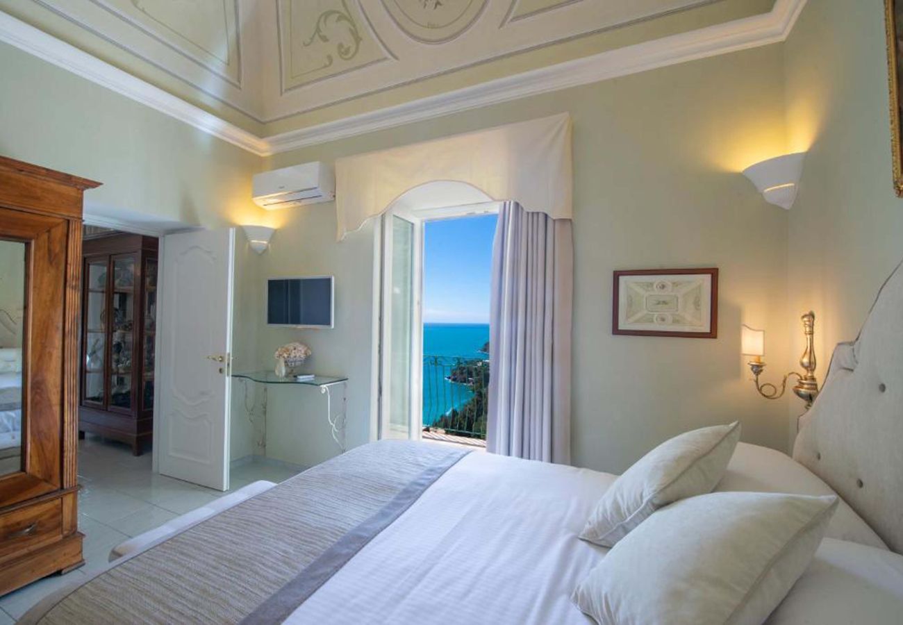 Villa in Amalfi - AMORE RENTALS - Villa Bellavista with Heated Jacuzzi, Sea View and Gym