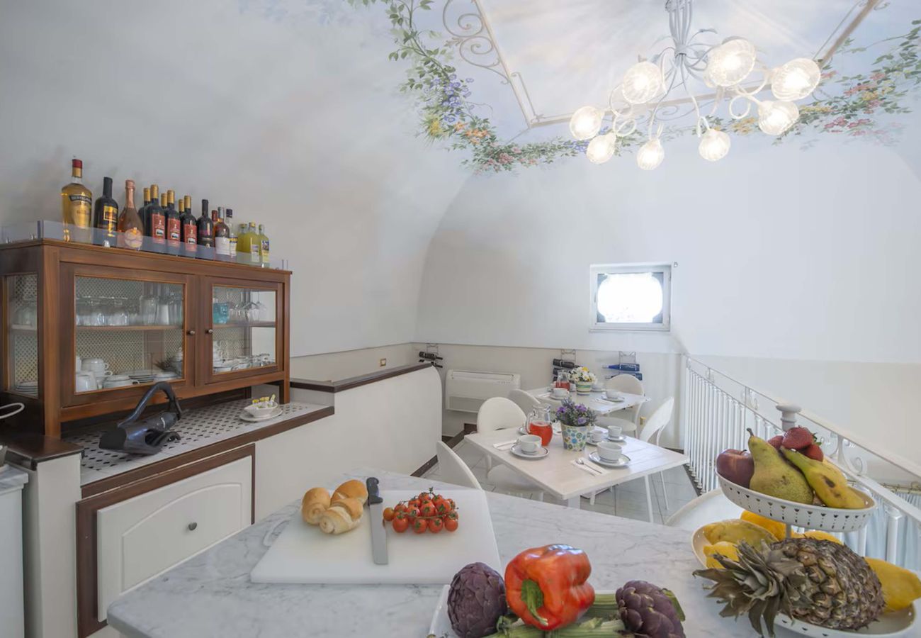 Villa in Amalfi - AMORE RENTALS - Villa Bellavista with Heated Jacuzzi, Sea View and Gym