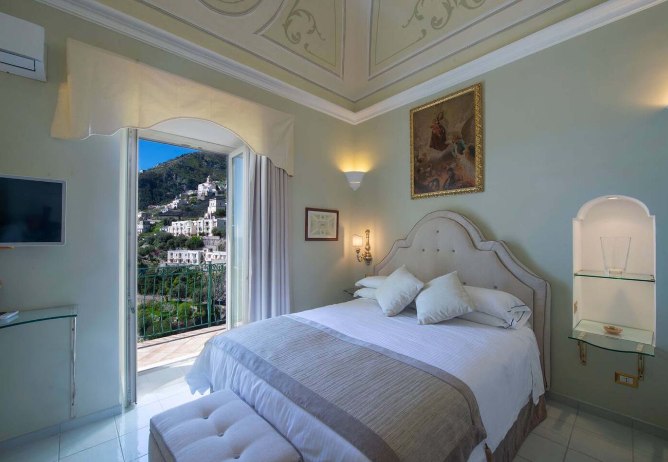 Villa in Amalfi - AMORE RENTALS - Villa Bellavista with Heated Jacuzzi, Sea View and Gym