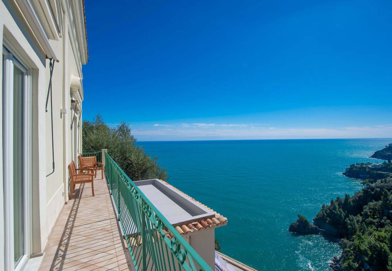 Villa in Amalfi - AMORE RENTALS - Villa Bellavista with Heated Jacuzzi, Sea View and Gym