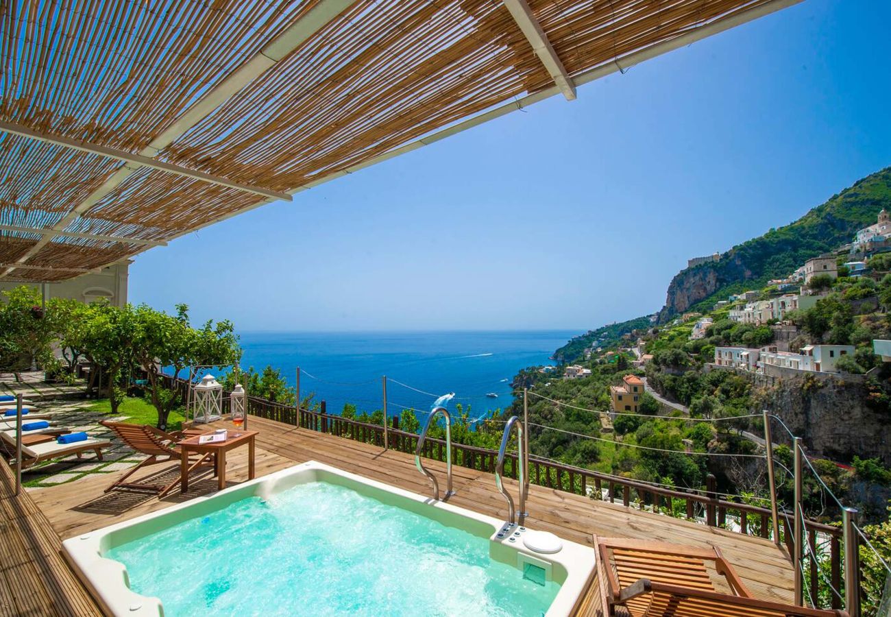 Villa in Amalfi - AMORE RENTALS - Villa Bellavista with Heated Jacuzzi, Sea View and Gym