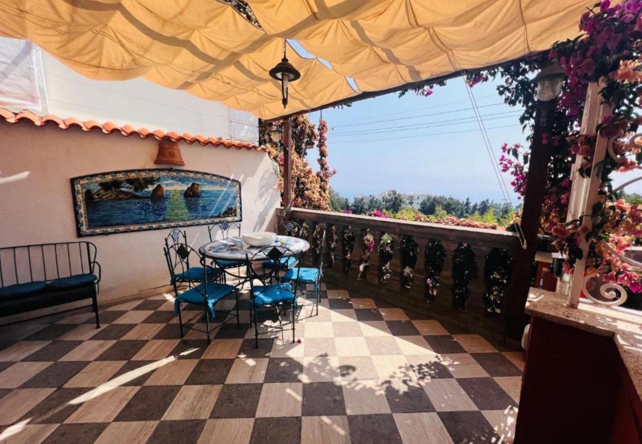 House in Capri - AMORE RENTALS - Villetta Andri with Sea View, a Few Minutes Away from La Piazzetta