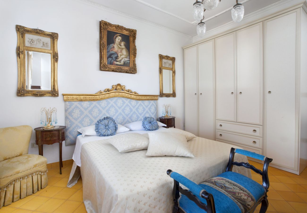 Apartment in Sorrento - AMORE RENTALS - Appartamento Cielomare with Sea View and Balcony