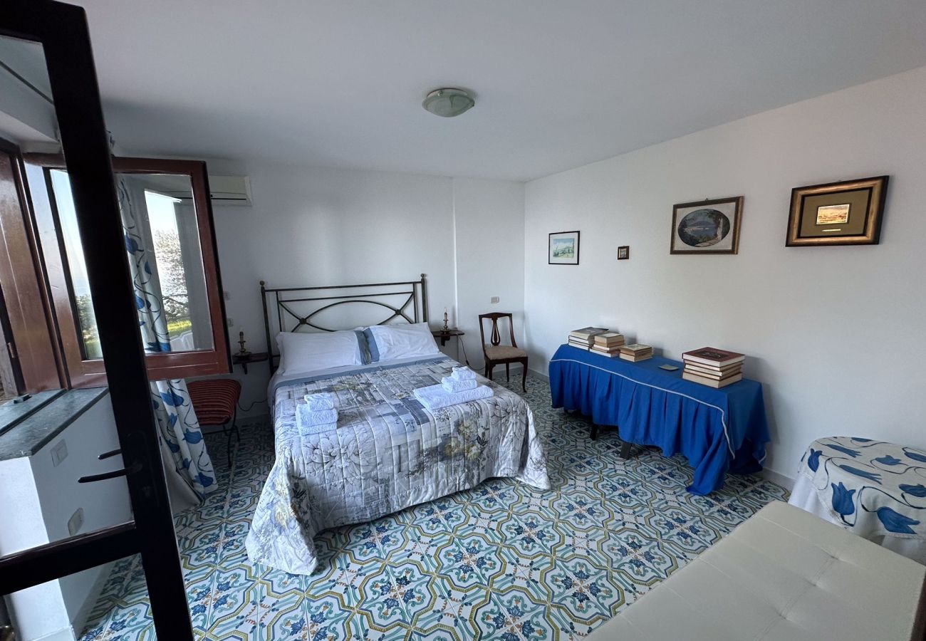 Villa in Sorrento - AMORE RENTALS - Villa Savoia with Sea View and Garden