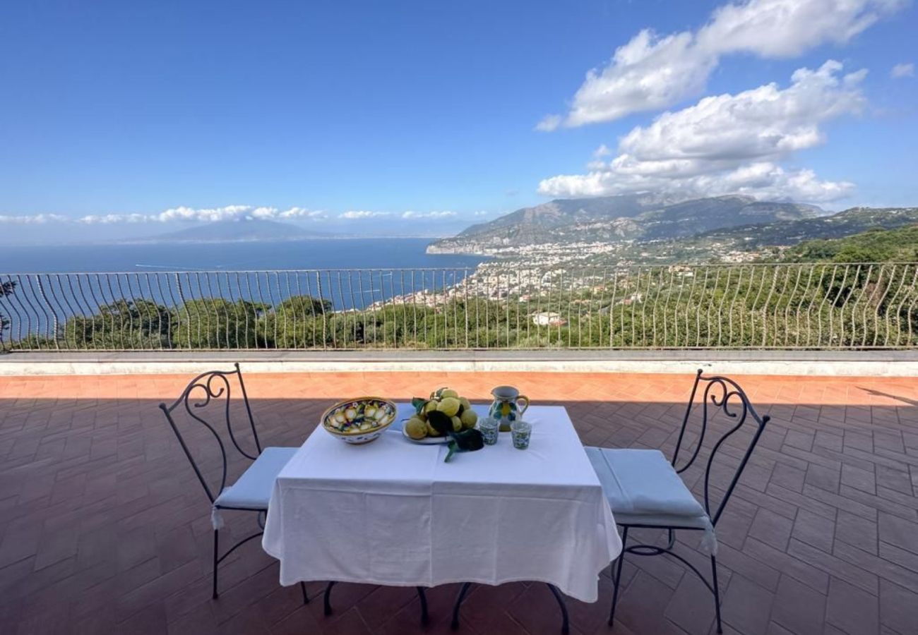 Villa in Sorrento - AMORE RENTALS - Villa Savoia with Sea View and Garden