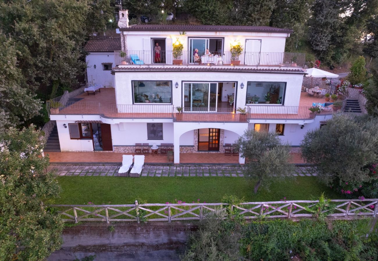 Villa in Sorrento - AMORE RENTALS - Villa Savoia with Sea View and Garden