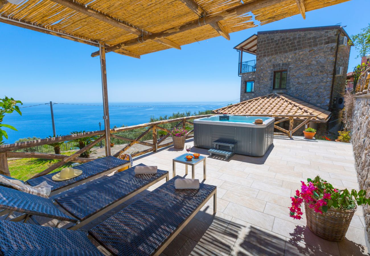 Villa in Massa Lubrense - AMORE RENTALS - Villa Ambra with Jacuzzi, Garden and Sea View