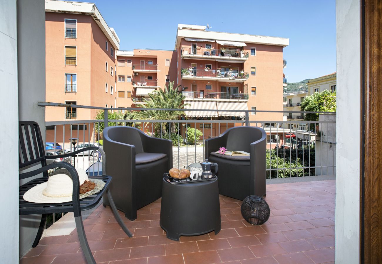 Apartment in Sorrento - AMORE RENTALS - Sorrento Live Home with Balcony and Air Conditioning