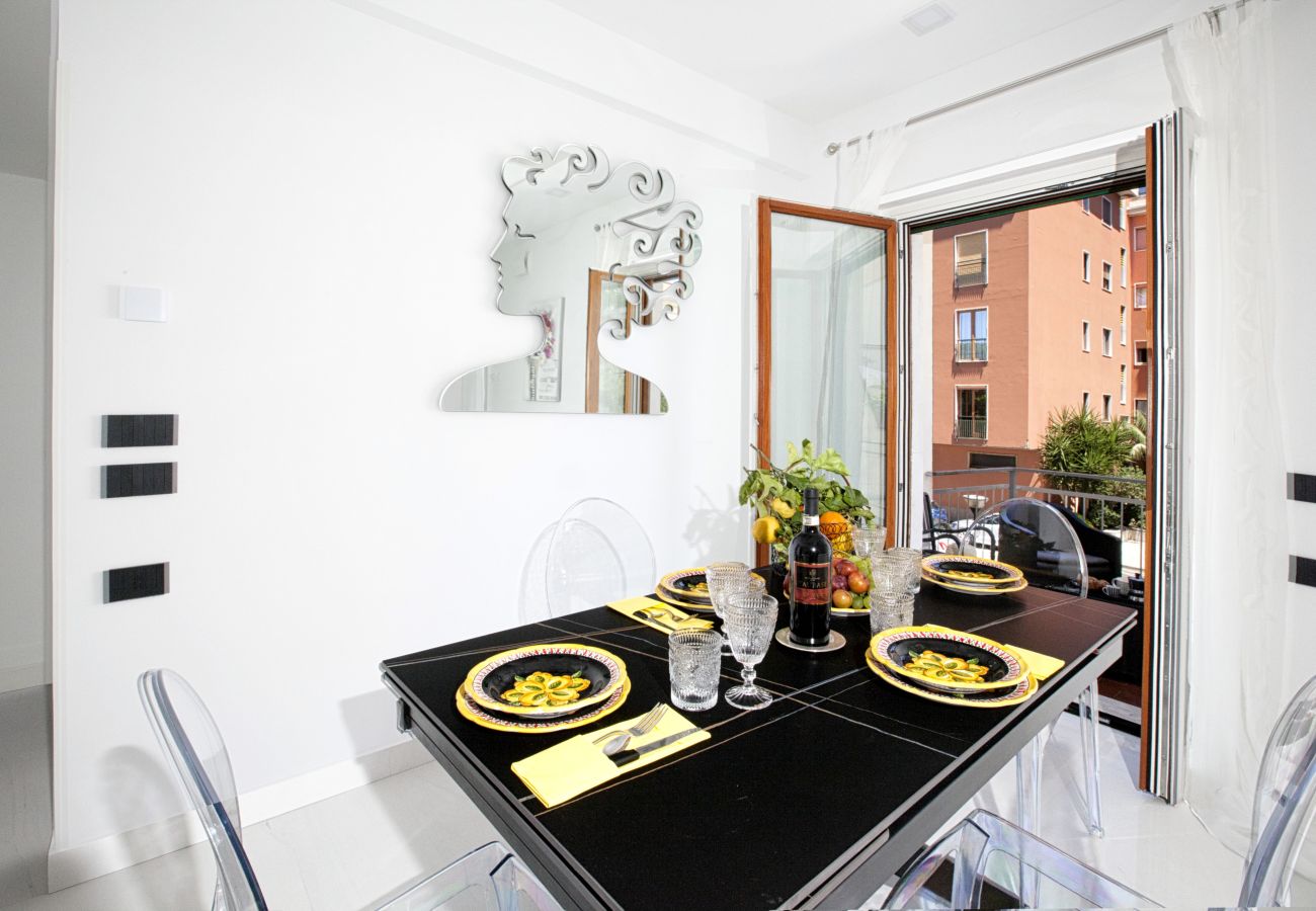 Apartment in Sorrento - AMORE RENTALS - Sorrento Live Home with Balcony and Air Conditioning