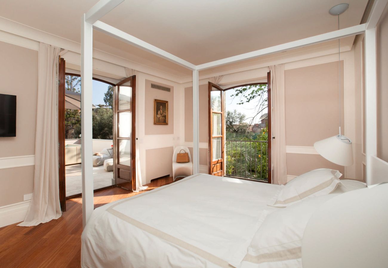 Villa in Sorrento - AMORE RENTALS - Villa Ebe with Private Garden and External Tub