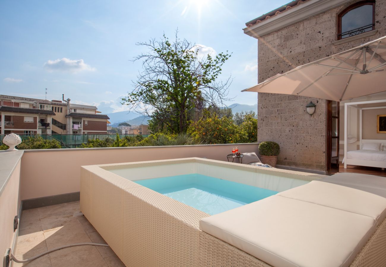 Villa in Sorrento - AMORE RENTALS - Villa Ebe with Private Garden, Mini Pool and Jacuzzi