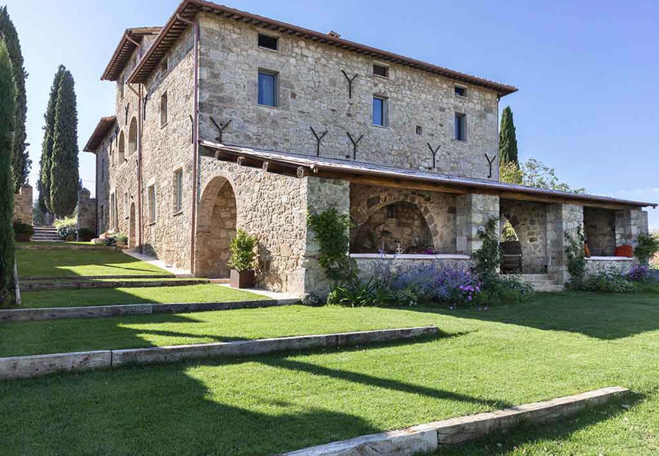 Villa in Sarteano - AMORE RENTALS - Villa Viola with Pool, Garden, Ideal for Weddings